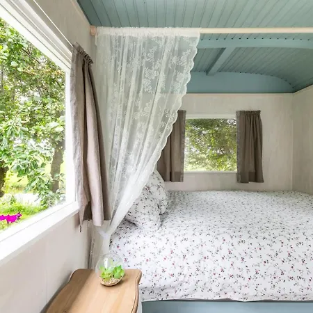 Gardenhouse On Wheels Bed & Breakfast