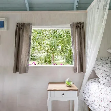 Gardenhouse On Wheels Bed & Breakfast *